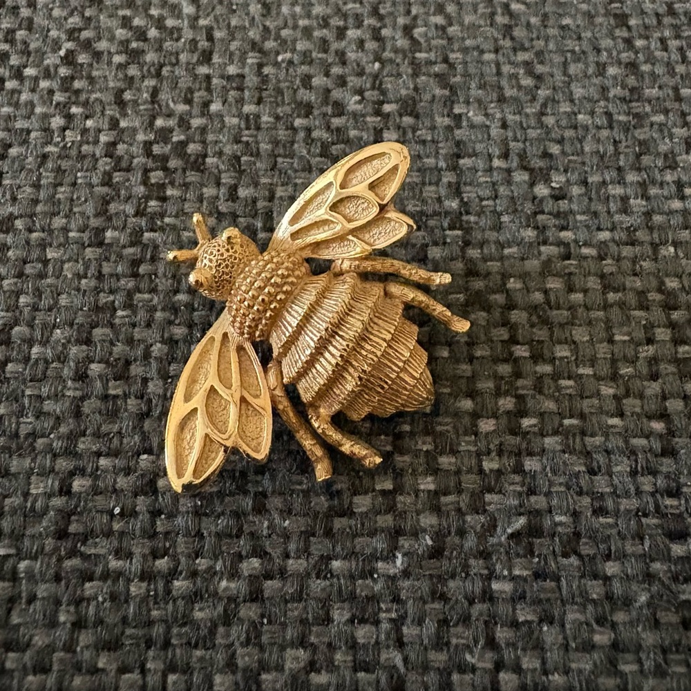 Avon gold tone Insect Bee Brooch pin